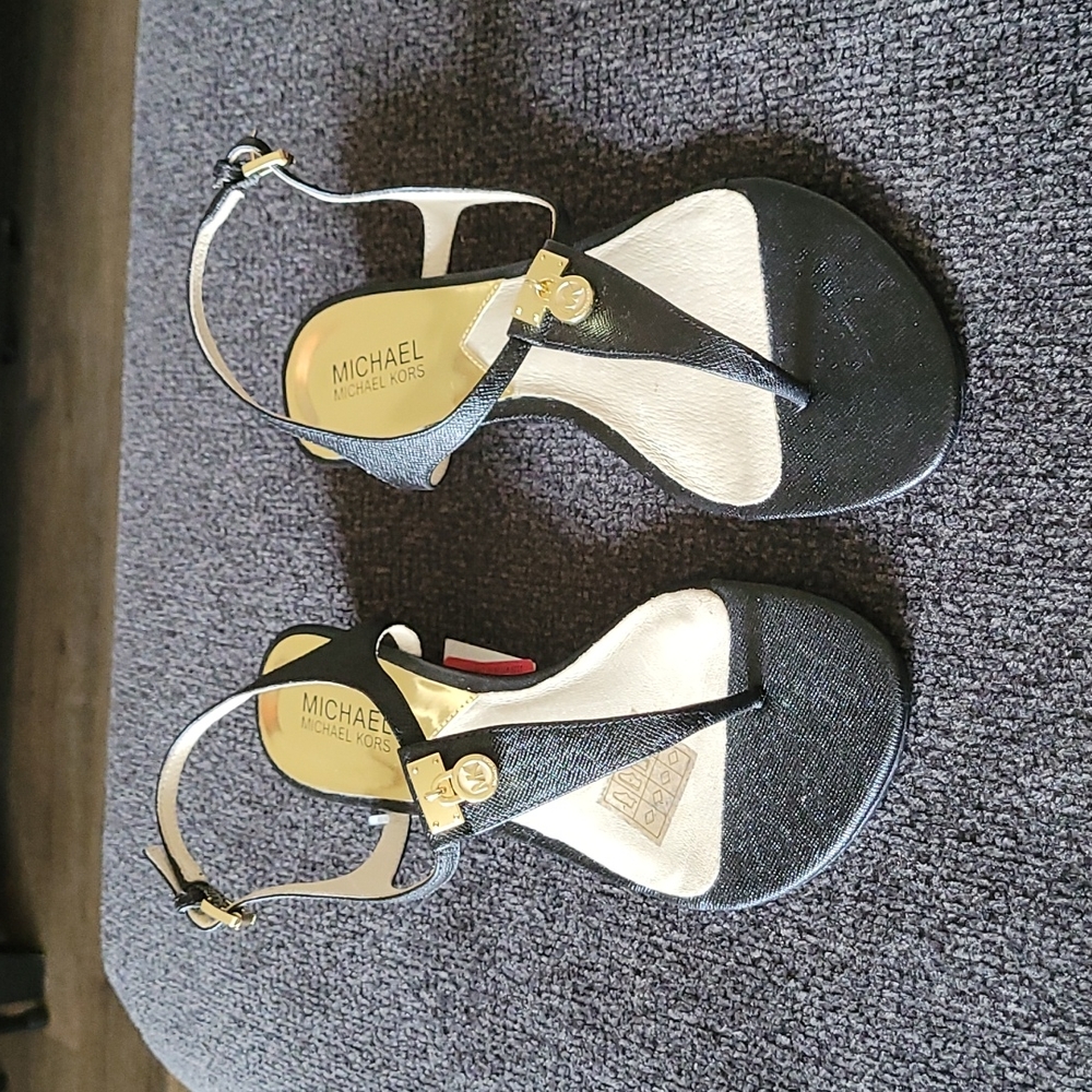 Woman's 7.5 MKors wedge sandal